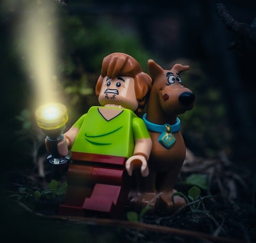 Figurines LEGO de Scooby-Doo et Sammy effrayés dans la forêt